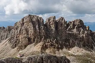 Der Mittelabschnitt der Rosszähne von Süden betrachtet, unterhalb des Großen Rosszahns die Tierser-Alpl-Hütte