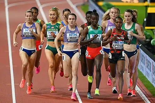 Die Finalistinnen breit aufgefächert (v.&nbsp;l.&nbsp;n.&nbsp;r.): Melissa Courtney-Bryant, Birke Haylom (verdeckt), Jessica Hull, Ludovica Cavalli (verdeckt), Laura Muir, Nelly Chepchirchir (verdeckt), Diribe Welteji, Katie Snowden, Sifan Hassan (fast komplett verdeckt), Faith Kipyegon, Ciara Mageean, Cory McGee (fast komplett&nbsp;verdeckt)