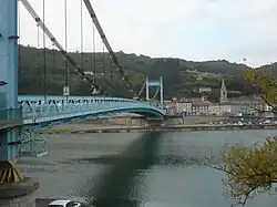 Die Hängebrücke Pont de Sablons verbindet die Orte Serrières (im Hintergrund) und Sablons