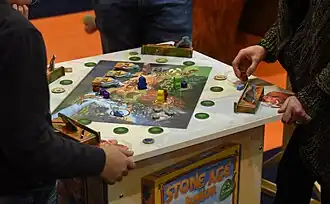 Das Spiel Stone Age Junior, gespielt bei der Spiel '17 in Essen.