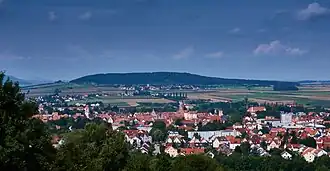 Der Flüglinger Berg fotografiert vom Rohrberg. Im Talgrund ist Weißenburg in Bayern und Weimersheim zu sehen.