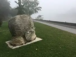 Gutermann-Promenade am Mainkai im Nebel, mit Betonkopf