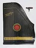 Akkordzither Menzenhauer & Schmidt Berlin mit Stimmschlüssel[12]