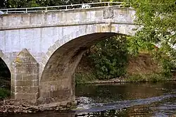 Über dem mittleren Joch wurde der Wappenstein von König Georg II. eingelassen