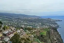 Aussicht vom Skywalk nach Câmara de Lobos (vorn) und Funchal