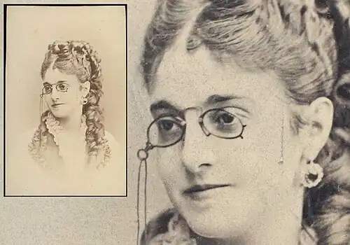 Adelina Patti mit Kneifer (um&nbsp;1870)