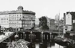 Brücke von 1824 auf einer Aufnahme von 1881. Im Hintergrund die Kuppel der Neuen Synagoge.