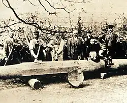 Die Brüder Nenninger mit einem produzierten Wellbaum 1890