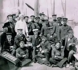 Die Crew der Brynhild mit Calverley in der Bildmitte (sitzend)