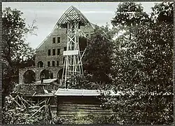 Rohbau mit Baustellentafel 1910