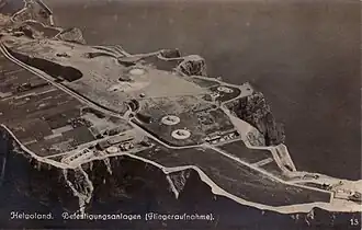 Im Ersten Weltkrieg verschwand der Flaggenberg unter den Befestigungsanlagen der deutschen Marine. Nach der Sprengung 1947 entstand eine Schlucht (siehe Eingänge zum unterirdischen Teil), an deren Rand das Kreuz steht.