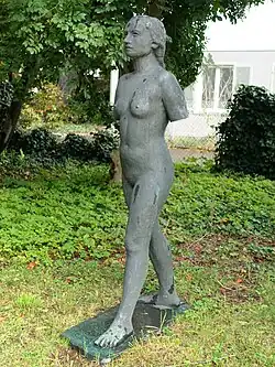 Bronzeskulptur, 1932, Die Schreitende, von Otto Roos (1887–1945) Bildhauer. Im Garten der Pädagogischen Hochschule FHNW Zur Sandgrube in Basel