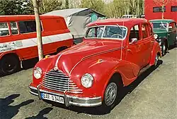 Die vormalige BMW-340-Limousine, jetzt mit weiß-rotem Firmenzeichen als EMW 340