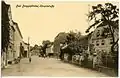 Die Hauptstraße vor dem Hochwasser (Aufnahme von 1915, Blick Richtung Norden), die rechts zu sehende Häuserzeile wurde von der Flut zerstört und nicht wieder aufgebaut, die linke Häuserzeile wurde ebenfalls zerstört