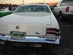 Unterschiedliches Heckdesign: Dodge Charger SE (links) und Chrysler Cordoba (rechts)