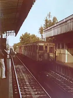 Zug der Bauart Sprague-Thomson verlässt die Station der Linie&nbsp;2 in Richtung Nation, 1977