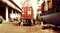 Containerumschlag mit bordseitigem Ladegeschirr und viel Manpower in Dakar (1984)
