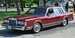 Lincoln Town Car (links) und Continental Mark VI (rechts)