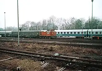 Werklok TGM23B der Thyssen Bandstahl&nbsp;AG (ehem. Borsig Lok&nbsp;9) und abgestellte Reisezugwagen der französischen Streitkräfte