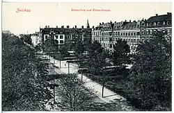 Das Schwarz-weiß-Foto zeigt eine Allee