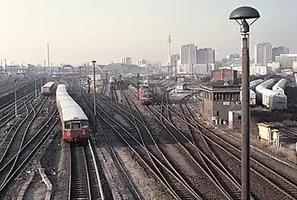 Wriezener Güterbahnhof, rechts neben dem S-Bahn-Zug das Gleis zum Personenbahnsteig, im Hintergrund der Ostbahnhof, 1992