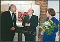 Der seinerzeitige Oberbürgermeister Herbert Schmalstieg (links) 1994 im Dietrich-Bonhoeffer-Gemeindezentrum