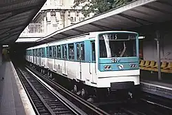 Am Bahnsteig Richtung Étoile ein Zug der Baureihe MP&nbsp;73, 1994