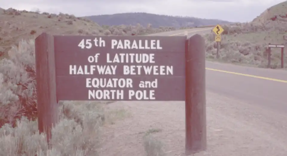 Hinweisschild: „45th Parallel of Latitude“ an der Grenze zwischen Montana und Wyoming