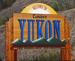 Willkommensschild auf dem Alaska Highway an der Grenze zwischen der Provinz Britisch-Kolumbien und dem Yukon-Territorium.