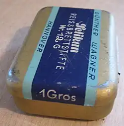 Mengen­bezeichnung „1&nbsp;Gros“ auf einer Reißnagel-Dose von Pelikan