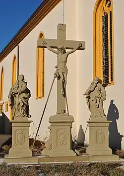 Die Kreuzigungsgruppe vor der Kirche (Januar 2017)