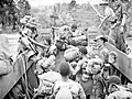 Soldaten des 1. New Guinea Infanteriebataillons landen am 6. November 1944 in der Bucht