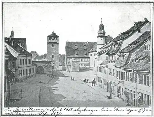 Wachtturm am Spitaltor (links),[53] Spital zum Heiligen Geist (Mitte) und Spitalkirche (rechts). Vor 1870