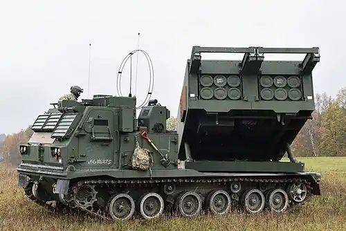 Vorgängermodell MLRS M-270 mit Kettenfahrwerk