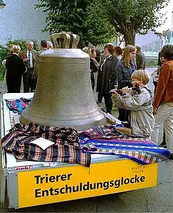 „Entschuldungsglocke“ als Zeichen des Bistums Trier zum Erlassjahr 2000