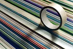 Schrägansicht des Bildes 593 während der Herstellung mit Klebebandrolle.