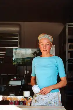 Katrin Heesch vor Bild stehend, Atelier 2002