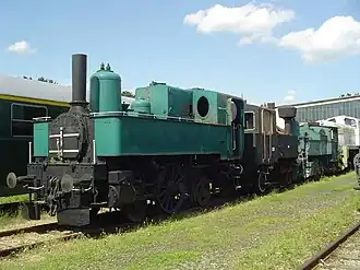 Im Bild links die Lokomotive der Baureihe&nbsp;12