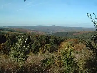 Blick vom Hühnerfeldberg im Kaufunger Wald zum Reinhardswald mit (v.&nbsp;l.&nbsp;n.&nbsp;r.) Ahlberg, Gahrenberg (Bildmitte) und Staufenberg
