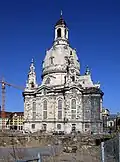 Ochsenaugen unter den Gebelfeldern und auf der Kuppel der Frauenkirche Dresden