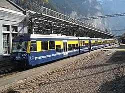 Während der unwetterbedingten Sperre der Strecke nach Grindelwald wurden die Gelenksteuerwagen paarweise auf der Linie nach Lauterbrunnen eingesetzt.