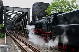 Historische Dampflok vor der Brücke 2007