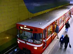 Selbstabfertigung bei einem Zug der Baureihe DT1 in Nürnberg mit Türschließknopf an der Außenseite