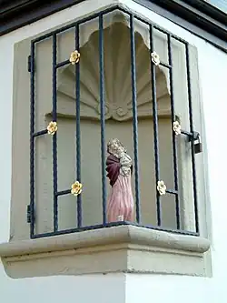 Muschelnische mit Replikat der Madonna