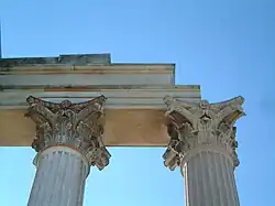 Rekonstruierte Kapitelle, davon eines farbig