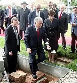 Präsident Lech Kaczyński mit Maurerkelle bei der Grundsteinlegung für das Museum der Geschichte der polnischen Juden in Warschau