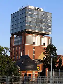 Der Narva-Turm in Berlin (1909 erbaut, nach Glasaufbau im Jahr 2000 heute 63&nbsp;m hoch). Je nach Definition gilt er oder der Bau&nbsp;15 in Jena als erstes deutsches Hochhaus.