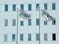 KPN-Flaggen vor dem Gebäude