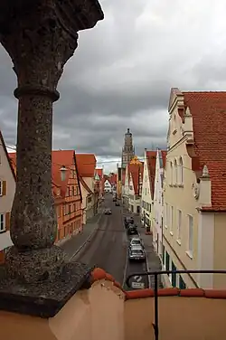 Nördlingen, Bergerstraße vom Berger Tor aus; Berger Str. 3–5, Sitz der Druckerei C.H. Beck