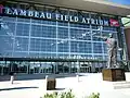 Der Haupteingang mit der Statue von Curly Lambeau im Vordergrund